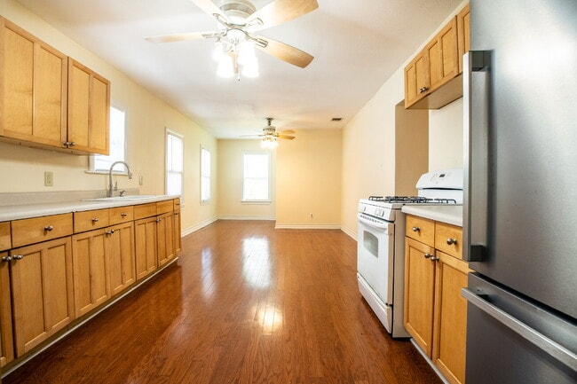 Building Photo - 3br / 2ba house in Woodlawn terrace, close...