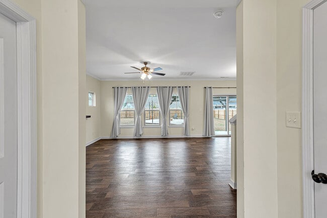 Building Photo - 303 Channel Run Ln