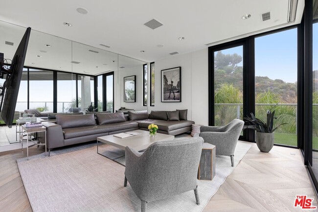 Building Photo - 9405 Sierra Mar Pl