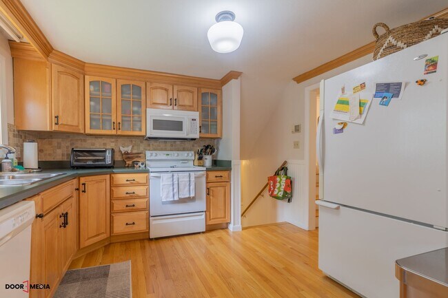 Building Photo - Short Term Furnished Rental -3 Bedroom Spl...