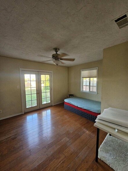 Building Photo - 4605 Seminole Dr
