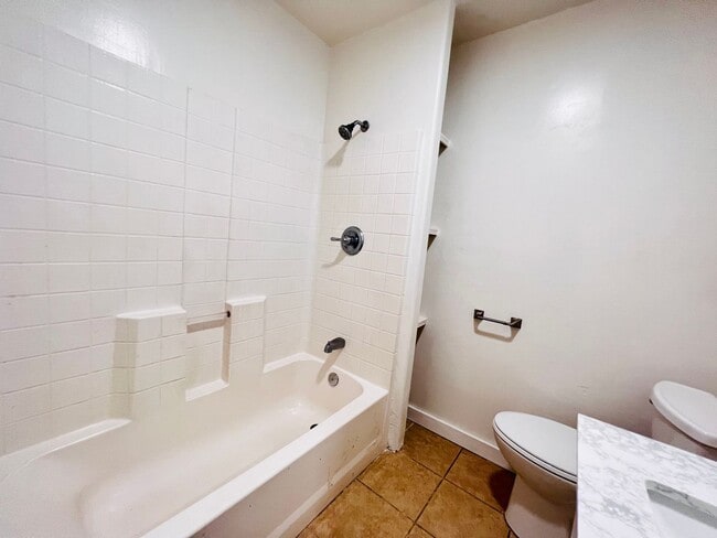 Building Photo - Charming Vintage Long Beach Bungalow – Walk to the Beach!