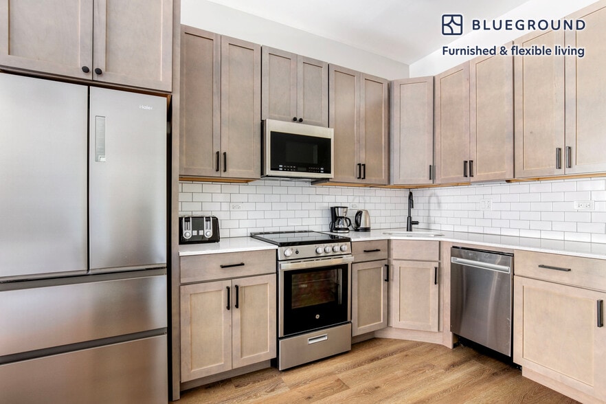 Building Photo - 5600 N Sheridan Rd