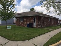 Building Photo - Bev House - 4 Bedroom, 1.5 Bath House - Av...
