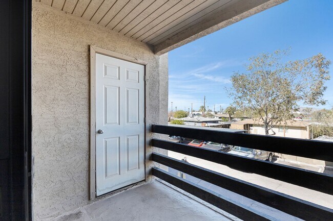 Building Photo - Upgraded Condo with Elegant Features and Convenient Location