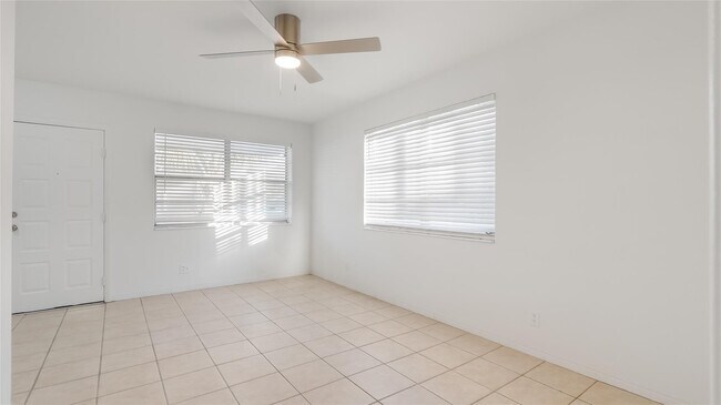 Building Photo - 709 SE 15th St