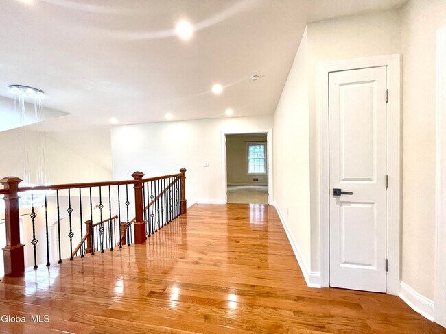 Building Photo - 11 Poplar Dr