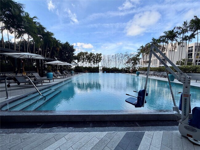 Building Photo - 121 NE 34th St