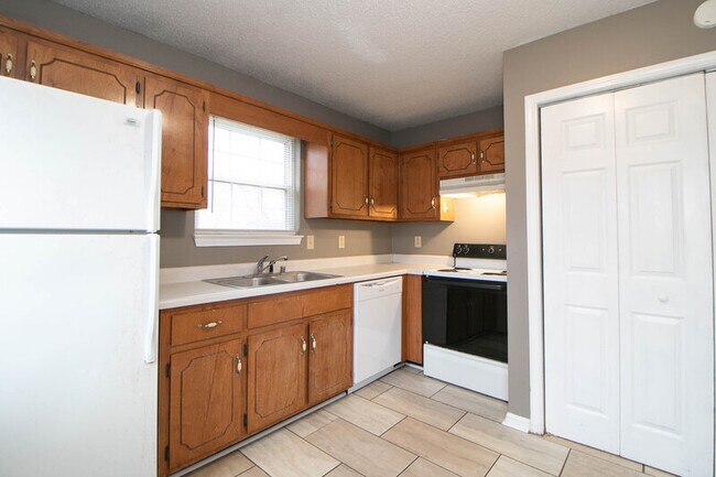 Building Photo - 924 Van Buren Ave