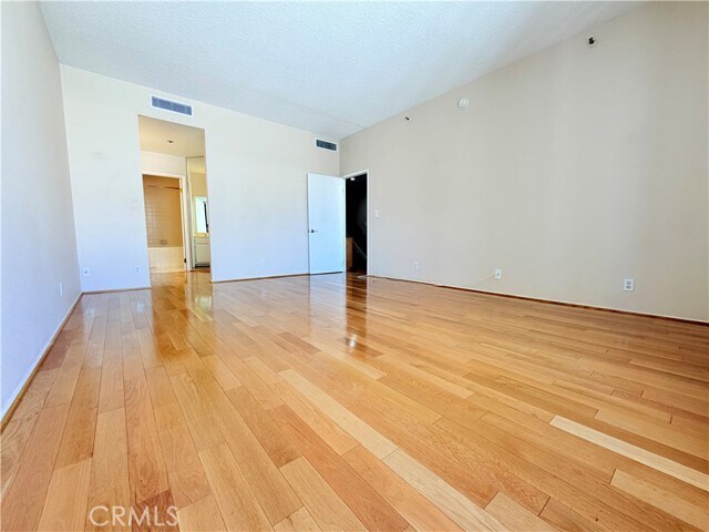 Building Photo - 600 W 9th St