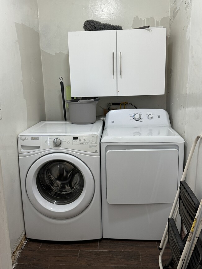 Utility room with W/D - 8046 Westlawn Ave