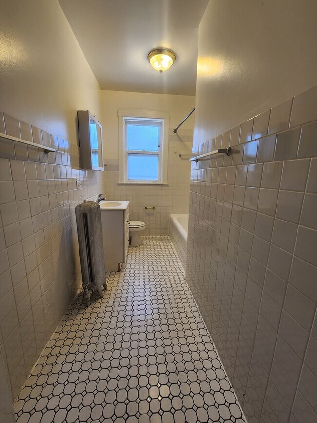 Building Photo - 3348-1 W Sunnyside 1bed/1bath