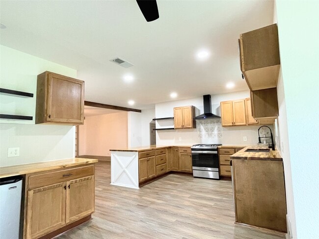 Building Photo - 210 Crescent Dr