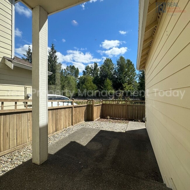 Building Photo - 3 Bedroom With Large Bonus Room!