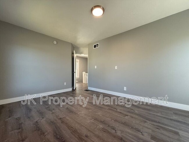 Building Photo - 913 5th Ave N