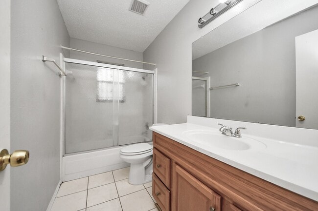 Building Photo - 527 Oakdale Dr