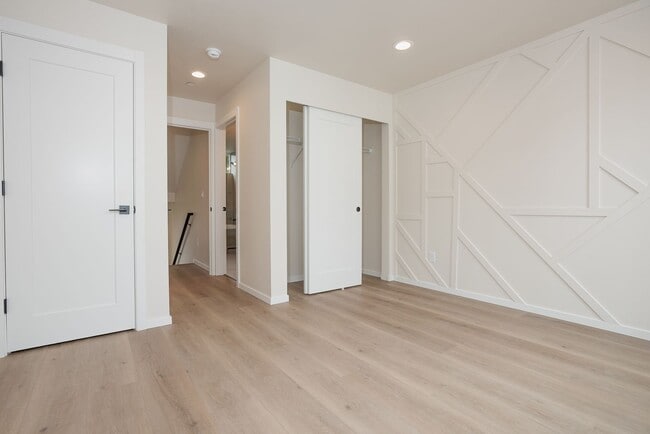 Building Photo - One year old townhome