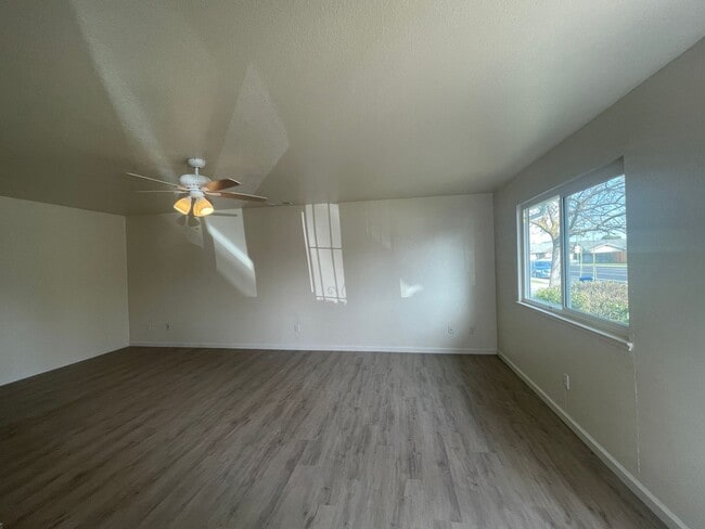 Building Photo - 3 Bedroom  2 bathroom home in Oakdale.