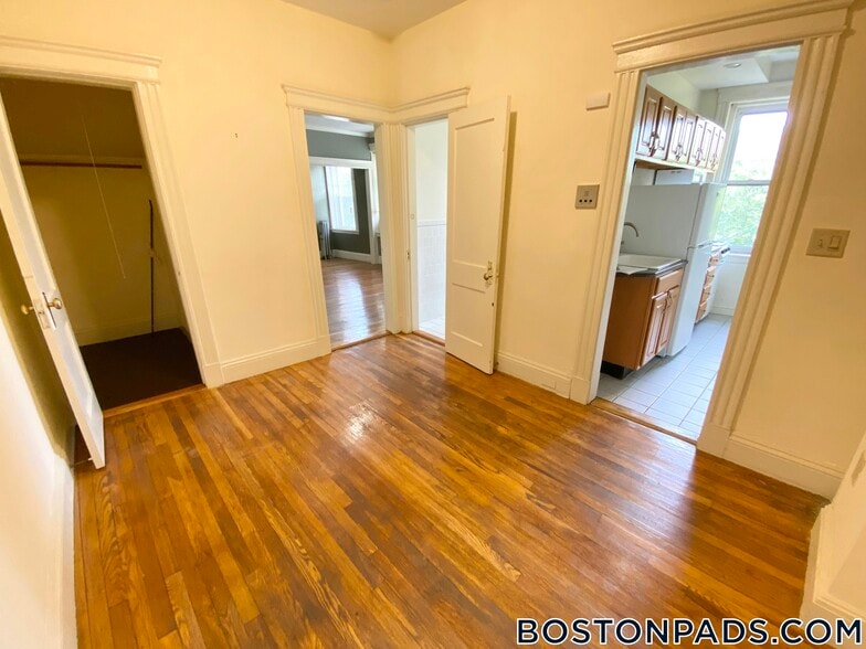 Building Photo - 195 Park Dr