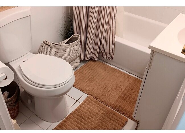 Building Photo - 918 Green Bay Rd