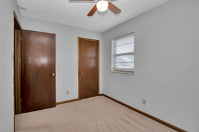 Building Photo - Knoxville 37934 - Split-level Home with 4 Bedrooms, 2 Baths & a 2-car garage. Call Lisa Vineyard ...