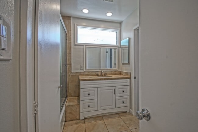Building Photo - Incredibly Charming & Bright 3BR2BA Home w...