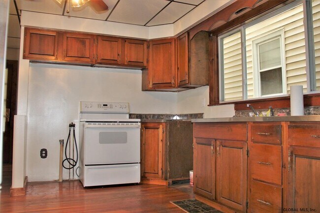 Building Photo - 84 BRESLIN Av