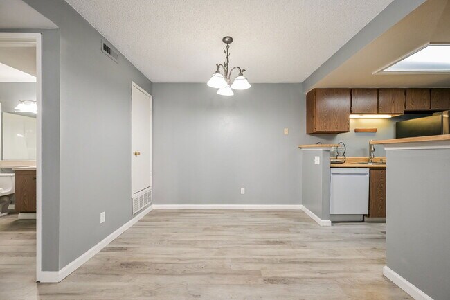 Building Photo - 940 S Walden Way