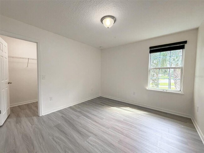 Building Photo - 11804 Silverlake Park Dr
