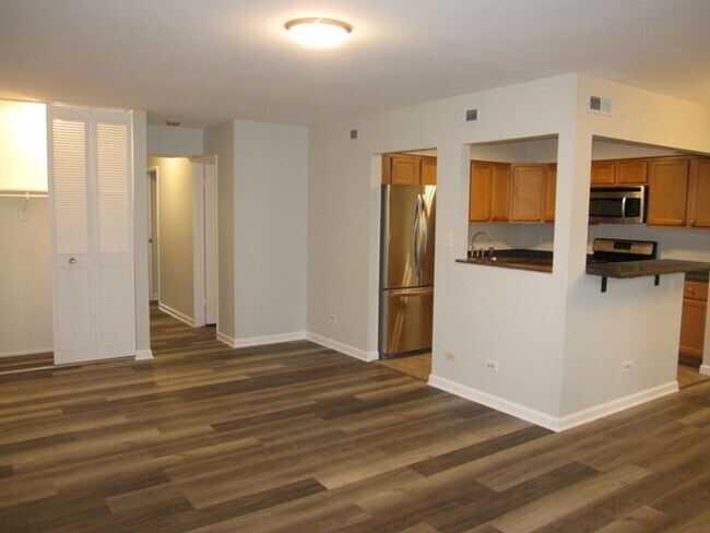 Building Photo - Spacious 2 Bedroom
