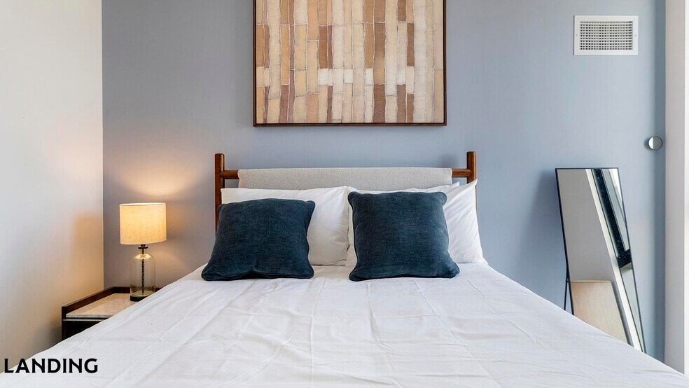 Building Photo - 513 S Damen Ave