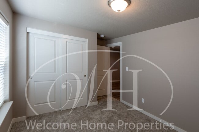 Building Photo - Brand NEW Home Overlooking the Golf Course