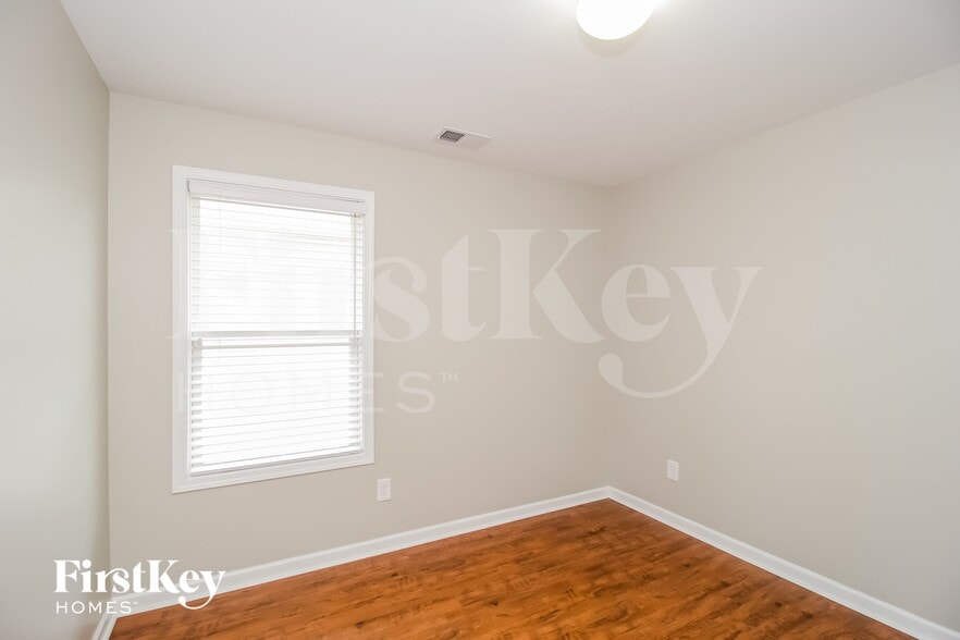 Building Photo - 20 Oakbrook Dr