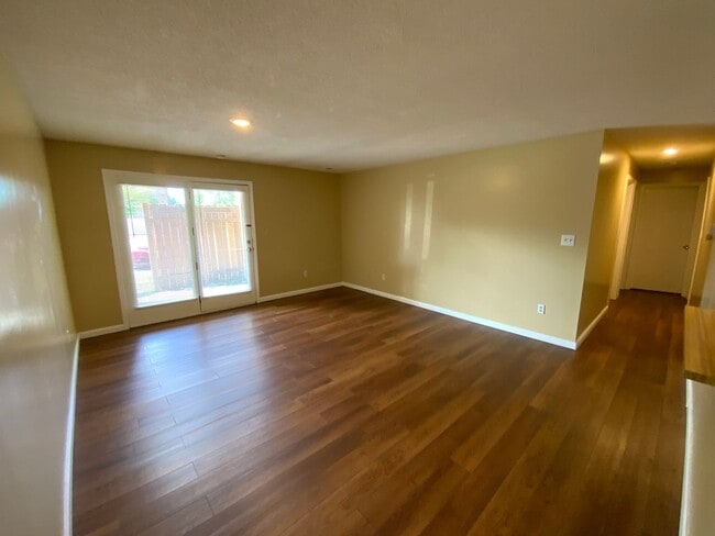 Building Photo - 3 Bedroom 1 Bathroom Apartment