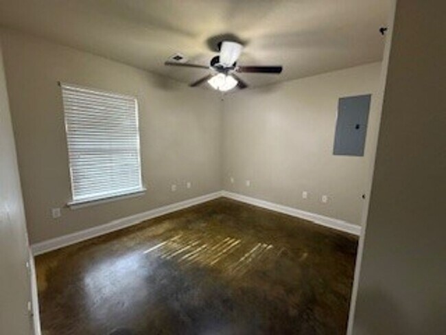 Building Photo - Country side home