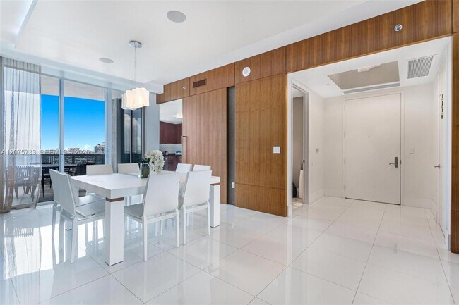 Building Photo - 16001 Collins Ave