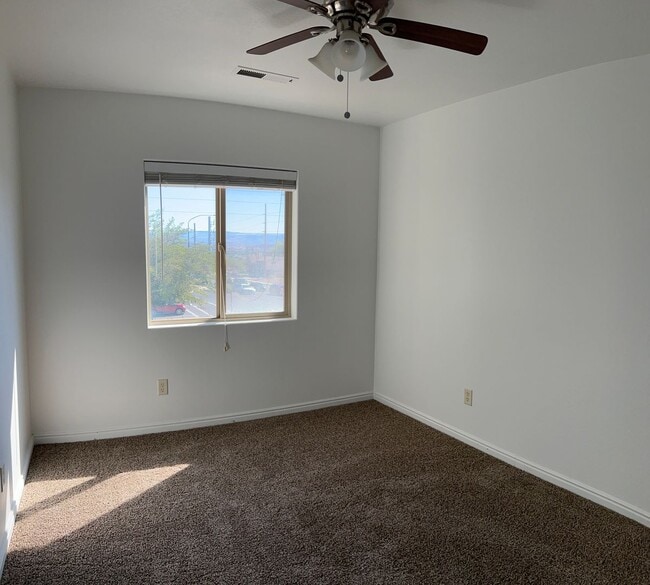 Building Photo - Beautiful 3 bedroom, 2.5 bathroom townhome...
