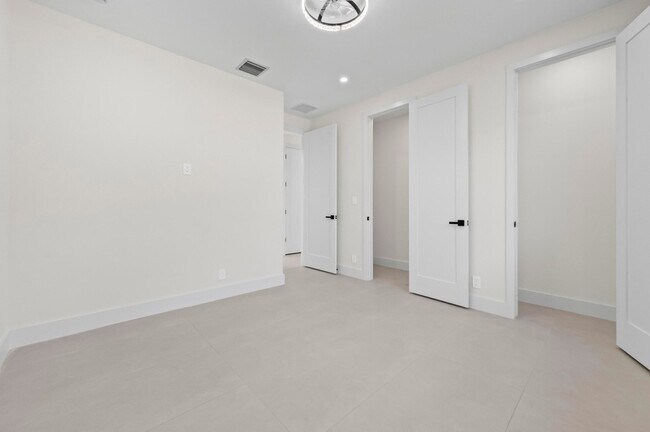 Building Photo - 621 NW 42nd Ave