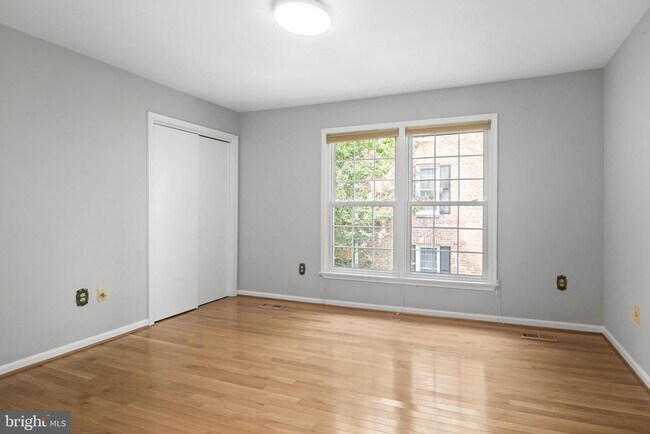 Building Photo - 2514 S Walter Reed Dr