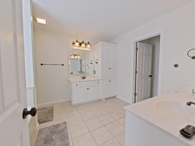 Building Photo - 933 Mitchell Ln