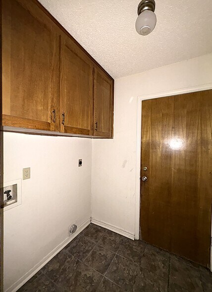 Building Photo - 2325 Tiffany Dr