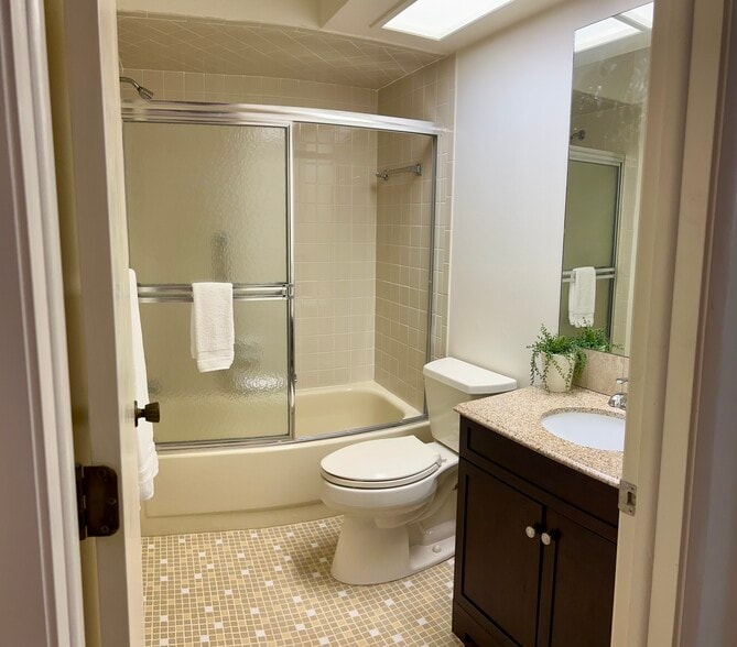 Building Photo - 3411 Stonehaven Ct E