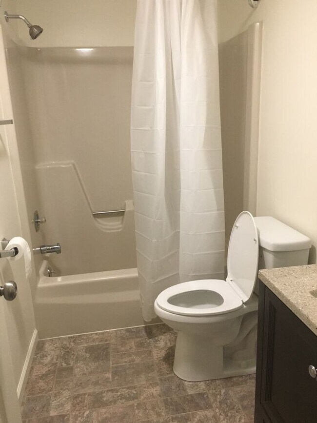 Building Photo - SPACIOUS 2 BEDROOM IN HOLIDAY HILLS AREA