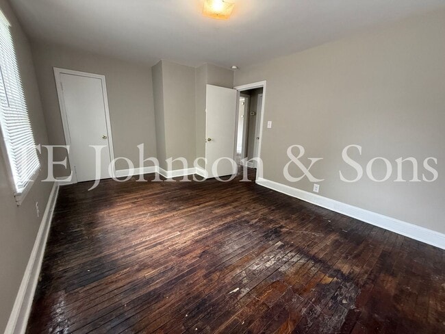 Building Photo - 1 Bedroom Duplex with Classic Charm on E 2...