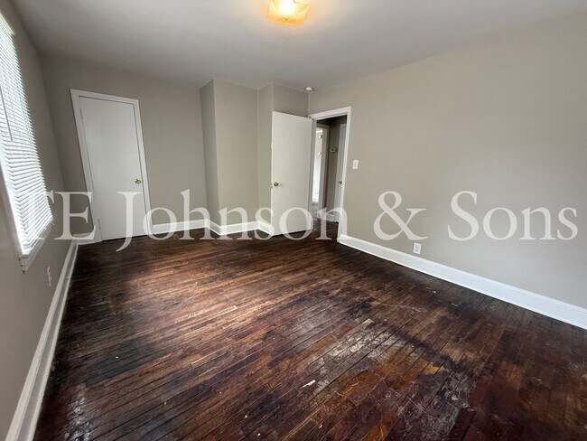 Building Photo - 1 Bedroom Duplex with Classic Charm on E 25th St