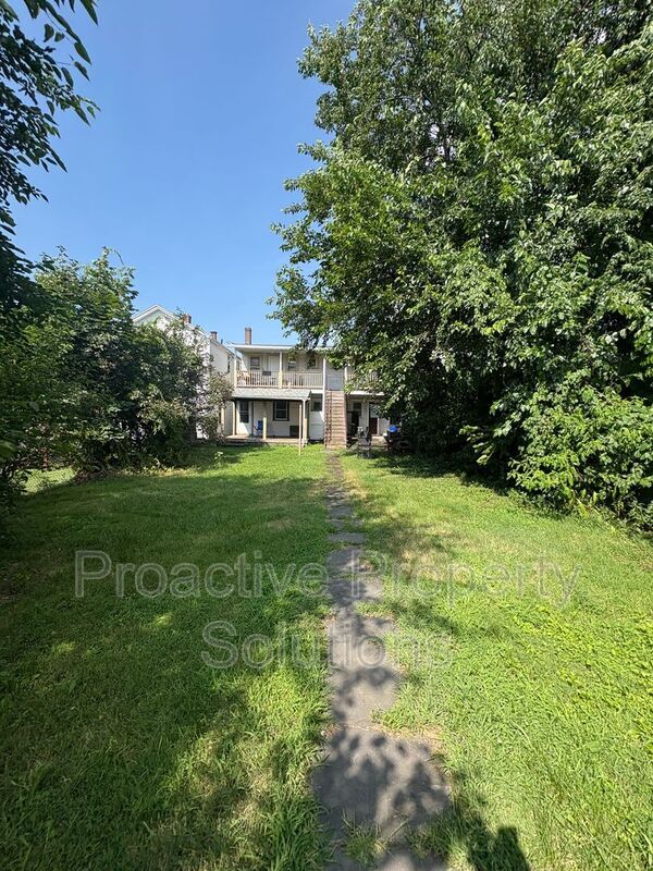 Building Photo - 532 Alder St