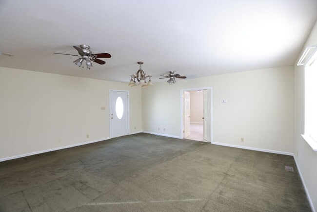 Building Photo - Spacious Brick Rancher in the heart of Tuc...