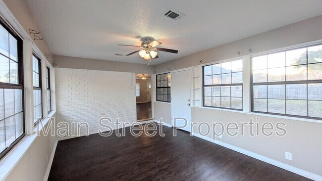 Building Photo - 7524 Sandy Creek Dr