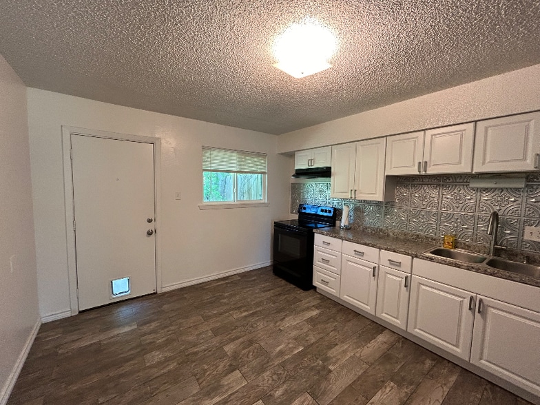 Building Photo - 402 Randy Blvd