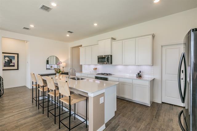 Building Photo - 2549 Birchcrest Dr